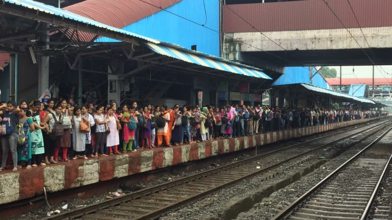 मध्य रेल्वेचा प्रवाशांच्या जीवाशी खेळ मध्य रेल्वेचा प्रवाशांच्या जीवाशी खेळ