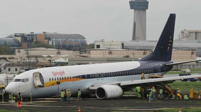 SpiceJet airplane stranded on T2 runway finally pulled out; DGCA issues notice to the airline SpiceJet airplane stranded on T2 runway finally pulled out; DGCA issues notice to the airline