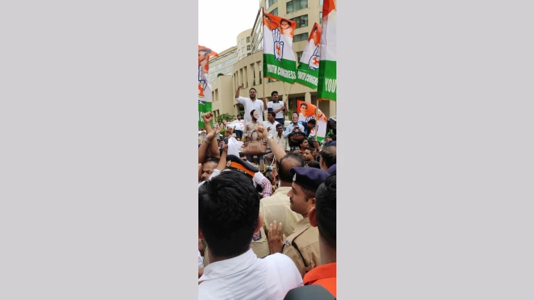 कर्नाटक का नाटक: मुंबई में यूथ कांग्रेस ने किया विरोध प्रदर्शन कर्नाटक का नाटक: मुंबई में यूथ कांग्रेस ने किया विरोध प्रदर्शन