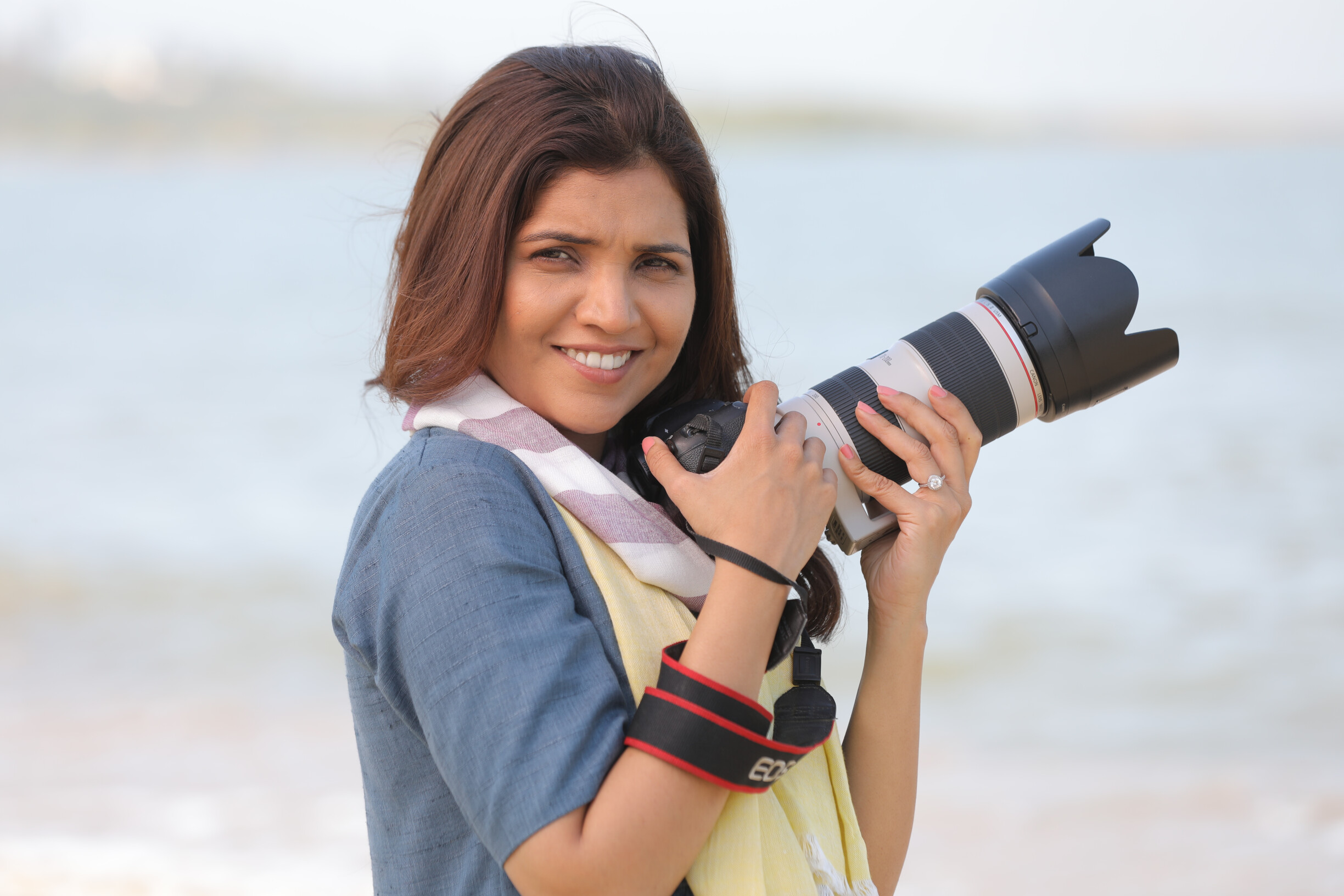 'स्माईल प्लीज' म्हणत मुक्ता बनली फोटोग्राफर