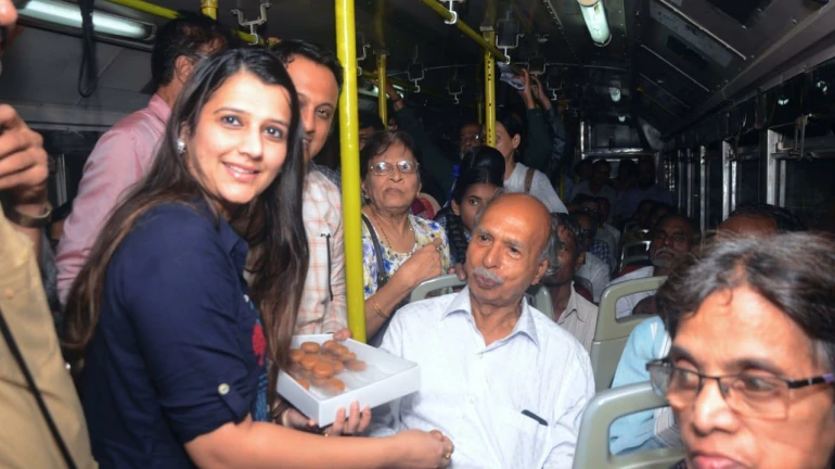 शिवसेना नगरसेवक ने बेस्ट बस में फूलों से किया यात्रियों का स्वागत शिवसेना नगरसेवक ने बेस्ट बस में फूलों से किया यात्रियों का स्वागत