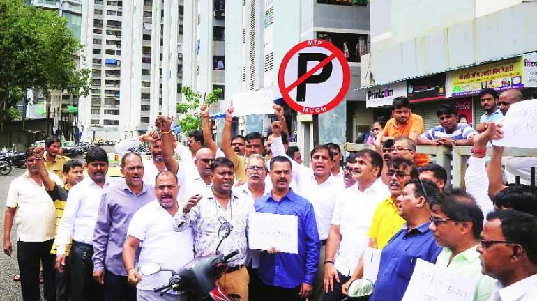 बेकायदा पार्किंग विरोधात वरळीत आंदोलन बेकायदा पार्किंग विरोधात वरळीत आंदोलन