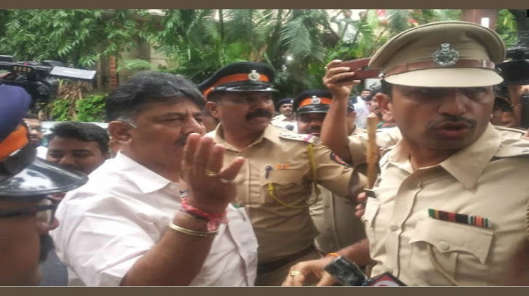 कर्नाटक के मंत्री डीके शिवकुमार कांग्रेस विधायकों से मिलने मुंबई पहुंचे कर्नाटक के मंत्री डीके शिवकुमार कांग्रेस विधायकों से मिलने मुंबई पहुंचे