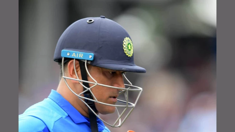 धोनी निवृत्तीचा विचारही मनात आणू नकोस - लतादीदी धोनी निवृत्तीचा विचारही मनात आणू नकोस - लतादीदी