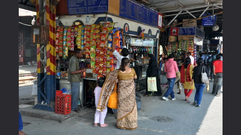 मध्य रेलवे लोकल, एक्सप्रेस ट्रेनों में फेरीवालो को वैध करेगी मध्य रेलवे लोकल, एक्सप्रेस ट्रेनों में फेरीवालो को वैध करेगी