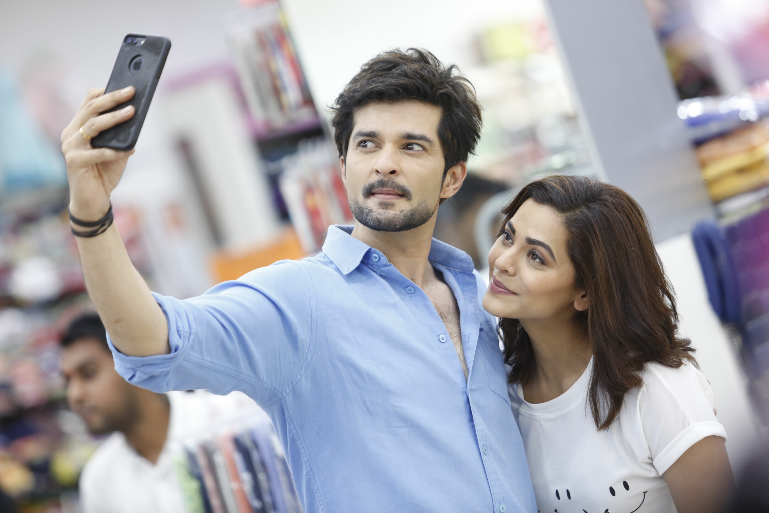 Movie Review : व्हॅाट्सअपवर रंगलेल्या प्रेमाचा फसवा डाव