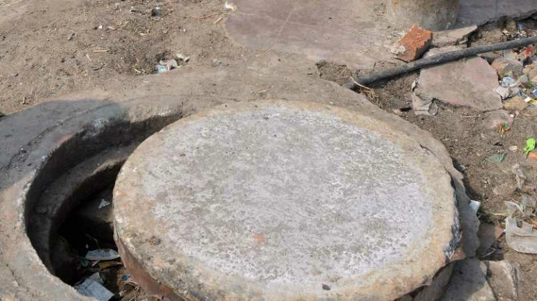 5 सालों में मैनहोल या नालों में गिरने पर 328 मुंबईकरों की मौत- आरटीआई 5 सालों में मैनहोल या नालों में गिरने पर 328 मुंबईकरों की मौत- आरटीआई