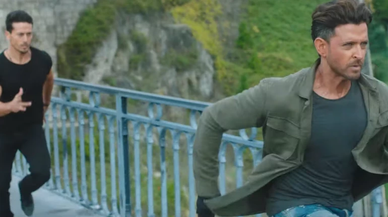 एक्शन से भरा ‘वॉर’ का टीजर हुआ रिलीज, ऋतिक का पीछा करते नजर आए टाइगर एक्शन से भरा ‘वॉर’ का टीजर हुआ रिलीज, ऋतिक का पीछा करते नजर आए टाइगर