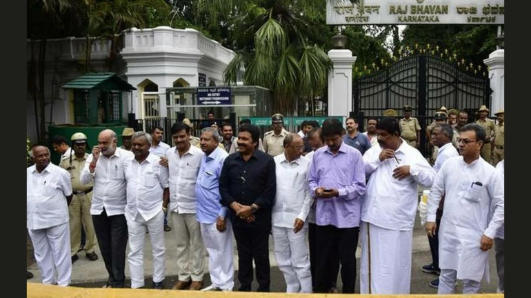 कर्नाटक के बागी विधायकों को कांग्रेसी नेताओं से जान का खतरा, पुलिस को पत्र लिख मांगी सुरक्षा कर्नाटक के बागी विधायकों को कांग्रेसी नेताओं से जान का खतरा, पुलिस को पत्र लिख मांगी सुरक्षा