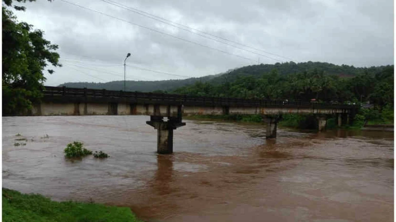 जगबुडी नदीने ओलांडली धोक्याची पातळी, मुंबई-गोवा हाय वे बंद जगबुडी नदीने ओलांडली धोक्याची पातळी, मुंबई-गोवा हाय वे बंद