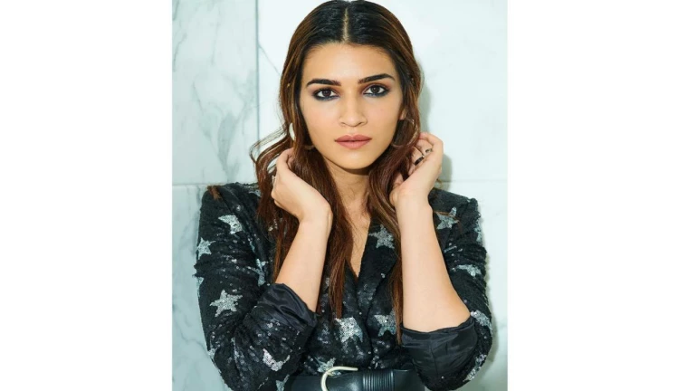 मैं अभी भी खुद को आउटसाइडर फील करती हूं: कृति सेनन मैं अभी भी खुद को आउटसाइडर फील करती हूं: कृति सेनन