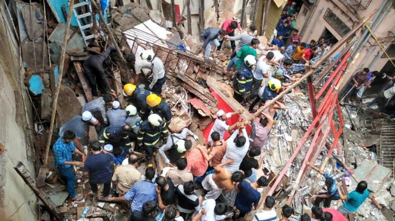 डोंगरी में इमारत गिरी, 40 से 50 लोग फंसे डोंगरी में इमारत गिरी, 40 से 50 लोग फंसे