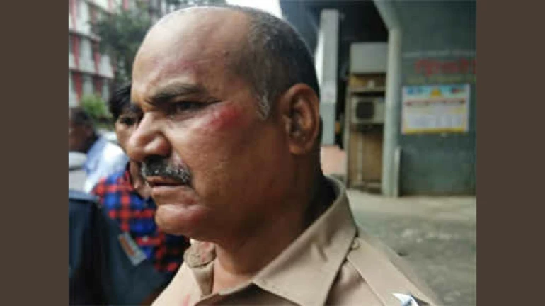 बेकायदा वाहनांवर कारवाई करणाऱ्या एसटी अधिकाऱ्याला मारहाण बेकायदा वाहनांवर कारवाई करणाऱ्या एसटी अधिकाऱ्याला मारहाण