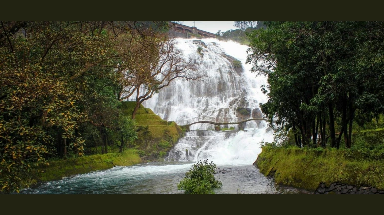मुंबईजवळील या '५' धबधब्यांवर लुटा मनमुराद आनंद मुंबईजवळील या '५' धबधब्यांवर लुटा मनमुराद आनंद