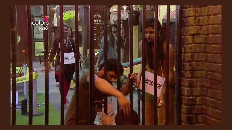 अभिजीत म्हणतोय, मला बाहेर काढा अभिजीत म्हणतोय, मला बाहेर काढा