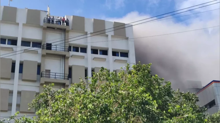 Video: वांद्र्यातील एमटीएनएल इमारतीला भीषण आग, ६० जणांना सुखरूपरित्या बाहेर काढलं Video: वांद्र्यातील एमटीएनएल इमारतीला भीषण आग, ६० जणांना सुखरूपरित्या बाहेर काढलं