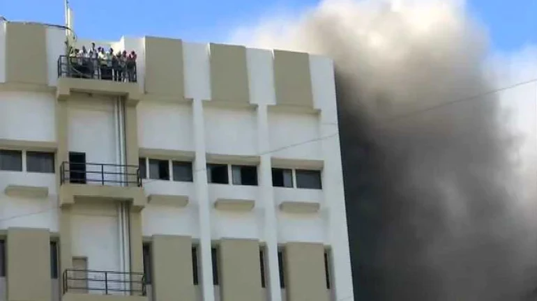 बांद्रा MTNL इमारत में लगी आग में कोई घायल नहीं बांद्रा MTNL इमारत में लगी आग में कोई घायल नहीं