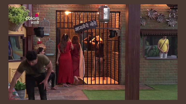 विणा-हीनाला अडगळीच्या खोलीची शिक्षा विणा-हीनाला अडगळीच्या खोलीची शिक्षा