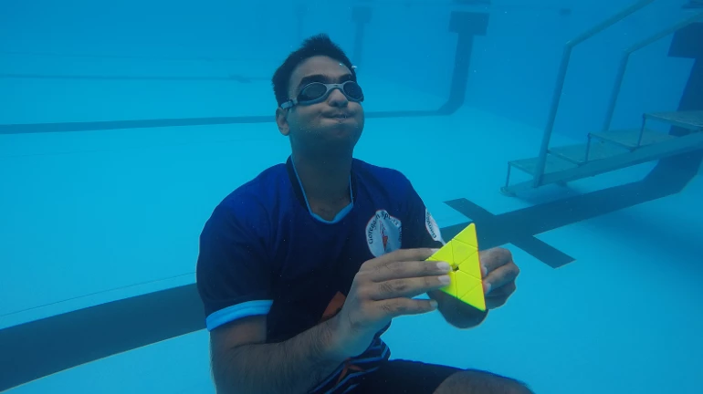 पाण्याखाली रुबिक क्यूब सोडवून चिन्मय प्रभूची गिनीज बुकमध्ये झेप पाण्याखाली रुबिक क्यूब सोडवून चिन्मय प्रभूची गिनीज बुकमध्ये झेप