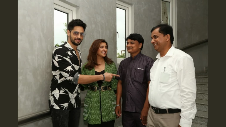 सिद्धार्थ मल्होत्रा और परिणीति चोपड़ा ने असल जिंदगी में पकड़वा विवाह करने वाले दूल्हे से की मुलाकात! सिद्धार्थ मल्होत्रा और परिणीति चोपड़ा ने असल जिंदगी में पकड़वा विवाह करने वाले दूल्हे से की मुलाकात!