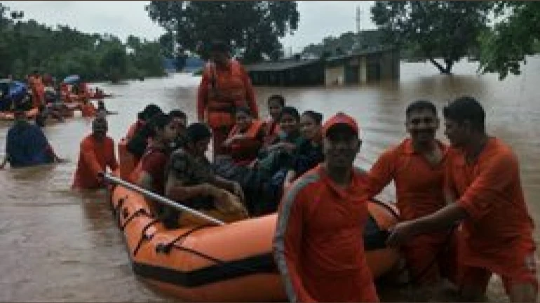 भारी बारिश और बाढ़ के मद्देनजर महाराष्ट्र के अलग अलग जिलों में NDRF की 13 टीमें तैनात भारी बारिश और बाढ़ के मद्देनजर महाराष्ट्र के अलग अलग जिलों में NDRF की 13 टीमें तैनात