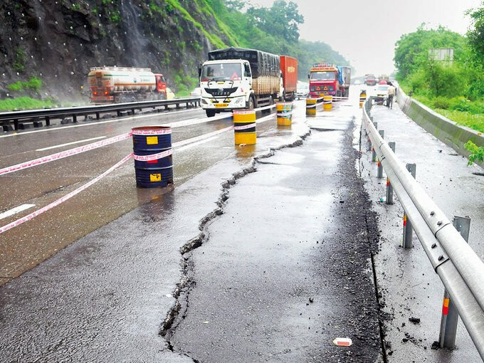 Lane on Mumbai-Pune Expressway caves in near Adoshi tunnel
