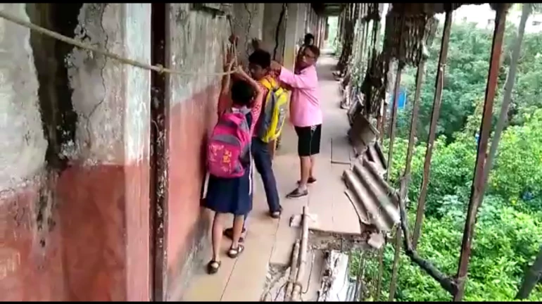 जान खतरे में डालकर स्कूल जाते छात्र! जान खतरे में डालकर स्कूल जाते छात्र!