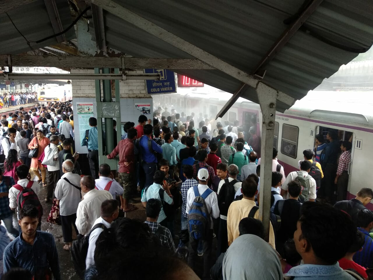 ओवर हेड वायर में शॉर्ट सर्किट, लोकल ट्रेनों का परिचालन बाधित