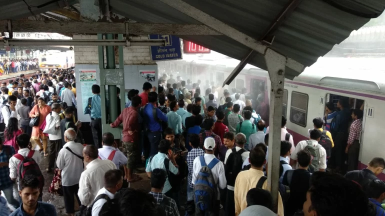 ओवर हेड वायर में शॉर्ट सर्किट, लोकल ट्रेनों का परिचालन बाधित ओवर हेड वायर में शॉर्ट सर्किट, लोकल ट्रेनों का परिचालन बाधित