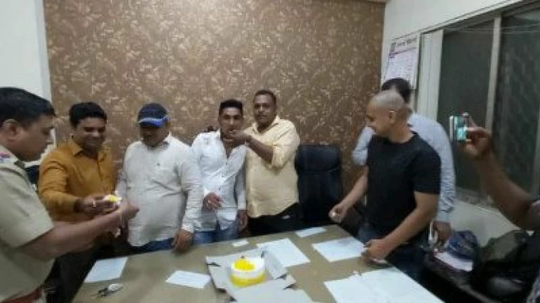 पोलिस ठाण्यात गुन्हेगाराचा वाढदिवस साजरा, पोलिस अधिकाऱ्यांवर निलंबनाची कारवाई पोलिस ठाण्यात गुन्हेगाराचा वाढदिवस साजरा, पोलिस अधिकाऱ्यांवर निलंबनाची कारवाई