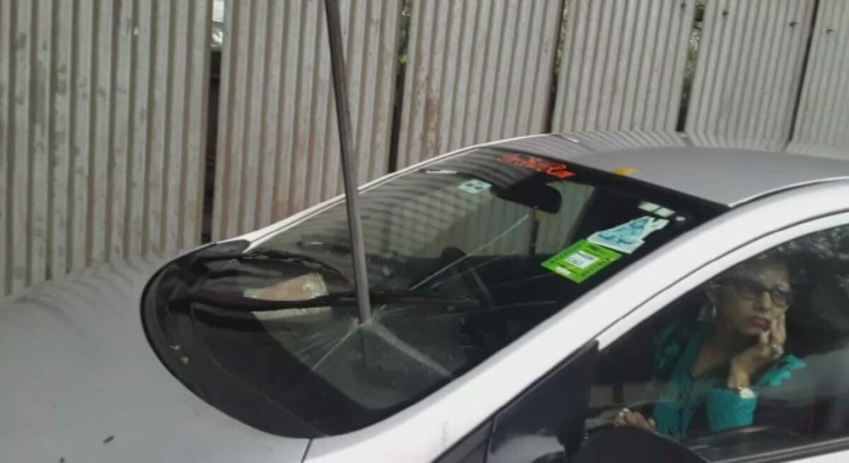 लोखंडी राॅड कारवर पडला,  फॅशन डिझाईनर महिला थोडक्यात बचावली