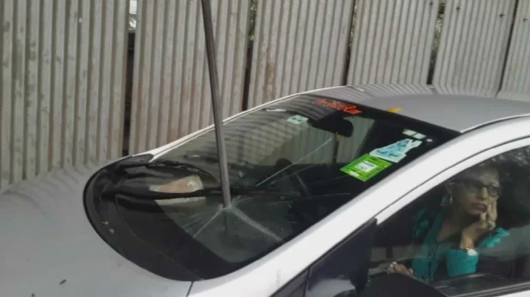 लोखंडी राॅड कारवर पडला, फॅशन डिझाईनर महिला थोडक्यात बचावली लोखंडी राॅड कारवर पडला, फॅशन डिझाईनर महिला थोडक्यात बचावली