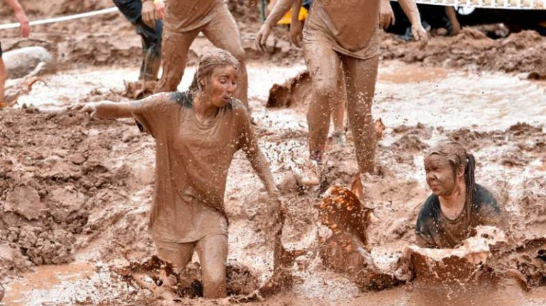 मुंबईत पहिल्यांदाच होणार 'मड फेस्टिव्हल', अनुभवा मजा, मस्ती आणि गेम्सचा थरार मुंबईत पहिल्यांदाच होणार 'मड फेस्टिव्हल', अनुभवा मजा, मस्ती आणि गेम्सचा थरार