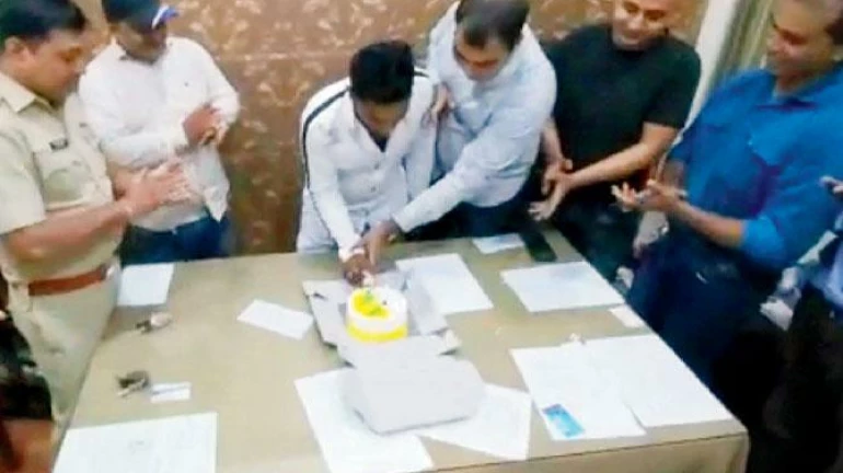 अपराधी का जन्मदिन पुलिस स्टेशन में मनाने के मामले में पांच पुलिस अधिकारी निलंबित अपराधी का जन्मदिन पुलिस स्टेशन में मनाने के मामले में पांच पुलिस अधिकारी निलंबित