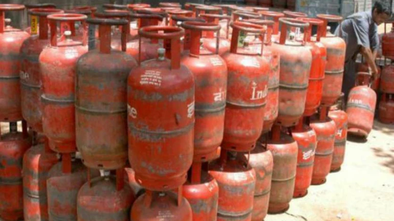 विनाअनुदानित सिलिंडरच्या दरात ६२.५० रुपयांची कपात विनाअनुदानित सिलिंडरच्या दरात ६२.५० रुपयांची कपात
