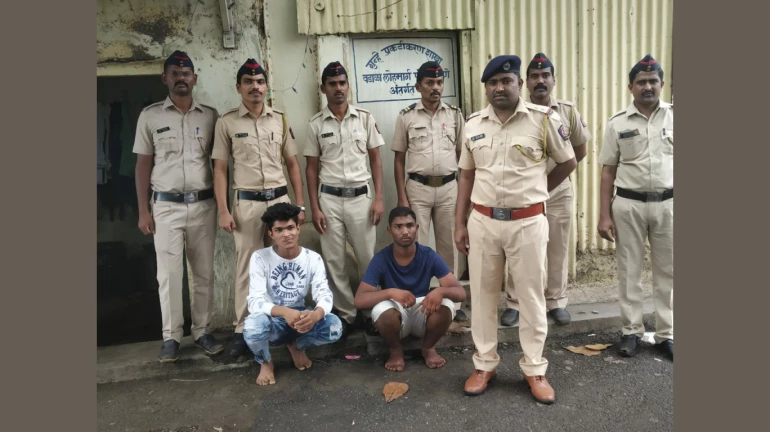 चलती ट्रेन में किया स्टंट, विडियो वायरल होने पर दो गिरफ्तार चलती ट्रेन में किया स्टंट, विडियो वायरल होने पर दो गिरफ्तार