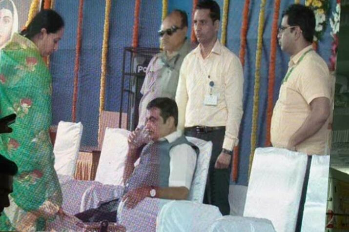 एक बार फिर सार्वजानिक मंच पर नितिन गडकरी की तबियत बिगड़ी