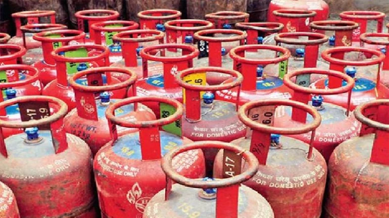 LPG gas cylinder price hiked by INR 25; Check the latest rates here LPG gas cylinder price hiked by INR 25; Check the latest rates here