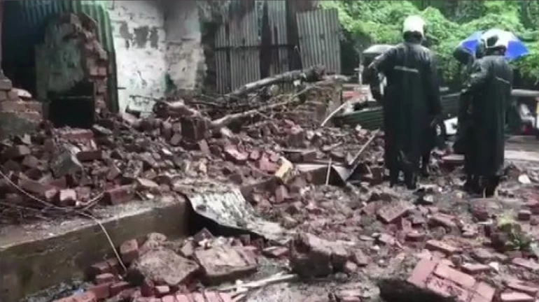 Vikhroli: Four houses collapsed owing to the fall of the rickety retaining wall Vikhroli: Four houses collapsed owing to the fall of the rickety retaining wall