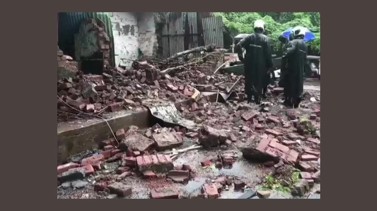 कुर्ल्यात सार्वजनिक शौचालयाची भिंत कोसळून महिला गंभीर जखमी कुर्ल्यात सार्वजनिक शौचालयाची भिंत कोसळून महिला गंभीर जखमी