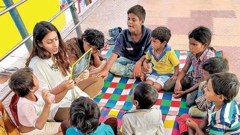 Meet 22-Year-Old Haimanti Sen Who Has Turned A Skywalk Into A School For Underprivileged Kids