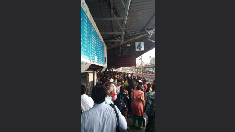 शादी से इनकार करने पर सिरफिरे आशिक ने लड़की को ट्रेंन के नीचे फेंकने की असफल कोशिश की, CCTV में कैद हुई घटना शादी से इनकार करने पर सिरफिरे आशिक ने लड़की को ट्रेंन के नीचे फेंकने की असफल कोशिश की, CCTV में कैद हुई घटना