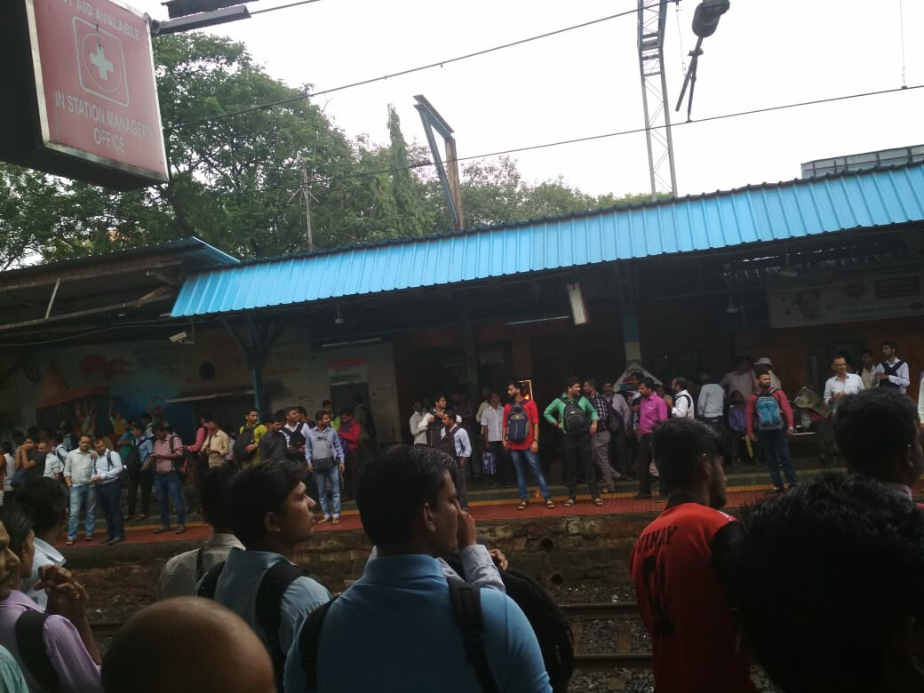 मध्य रेल्वेची वाहतूक विविध कारणांमुळं विस्कळीत, प्रवाशांचे हाल