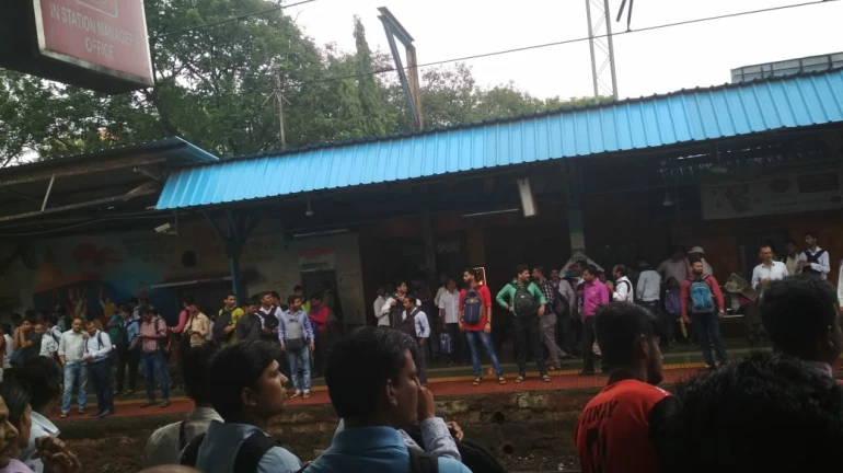 मध्य रेल्वेची वाहतूक विविध कारणांमुळं विस्कळीत, प्रवाशांचे हाल मध्य रेल्वेची वाहतूक विविध कारणांमुळं विस्कळीत, प्रवाशांचे हाल