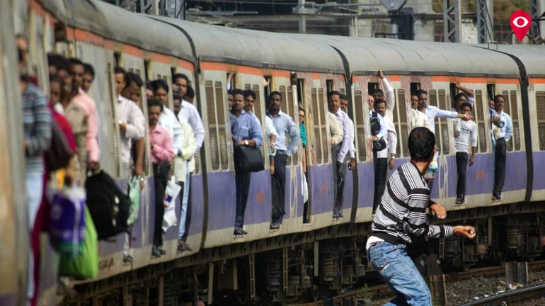 लोकलवर दगड फेकणाऱ्यांवर आता सीसीटीव्हीचं लक्ष? लोकलवर दगड फेकणाऱ्यांवर आता सीसीटीव्हीचं लक्ष?