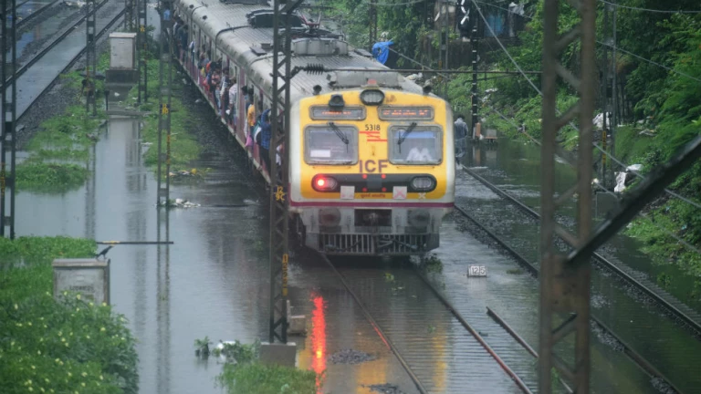 भारी बारिश के कारण मध्य रेलवे को 20 करोड़ का नुकसान