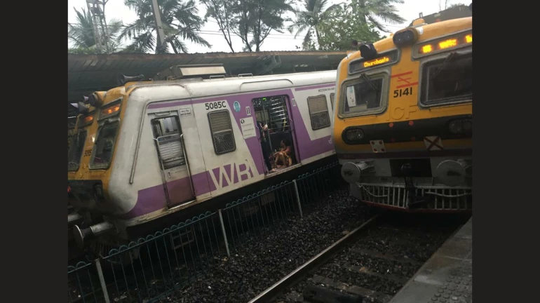 शाम के समय ओवर हेड वायर टूटा, वेस्टर्न रेल के स्टेशनों पर जमा हो गयी यात्रियों की भारी भीड़ शाम के समय ओवर हेड वायर टूटा, वेस्टर्न रेल के स्टेशनों पर जमा हो गयी यात्रियों की भारी भीड़