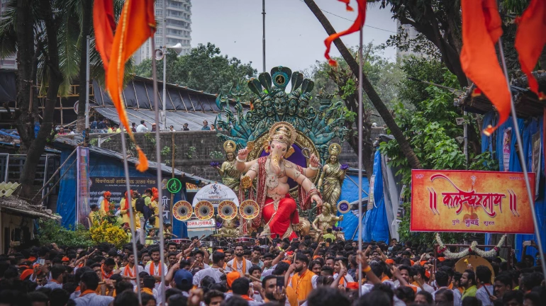 चिंतामणि के आगमन के लिए भक्तों की भारी भीड़ चिंतामणि के आगमन के लिए भक्तों की भारी भीड़