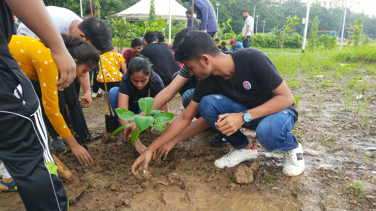सिद्धार्थ महाविद्यालयाकडून मुलुंडमध्ये वृक्षारोपण