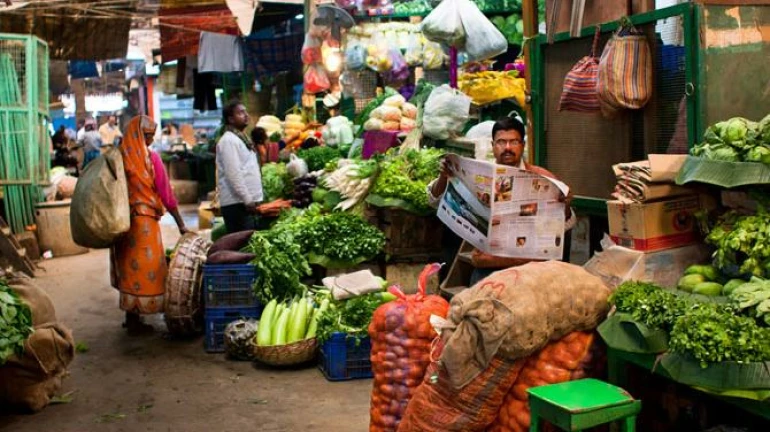 पूर आणि पावसामुळं भाजीपाल्याचे दर तिप्पट पूर आणि पावसामुळं भाजीपाल्याचे दर तिप्पट